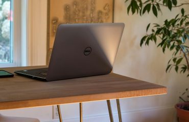 Laptop σε γραφείο, καθαρισμένο και λειτουργικό