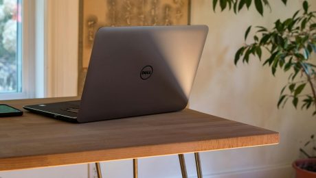 Laptop σε γραφείο, καθαρισμένο και λειτουργικό