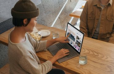 Laptop σε χρήση με ανοιχτές εφαρμογές (Office, browser, Zoom)