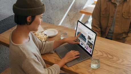 Laptop σε χρήση με ανοιχτές εφαρμογές (Office, browser, Zoom)