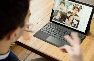 Refurbished laptop σε γραφείο με σημειώσεις και φοιτητικό περιβάλλον