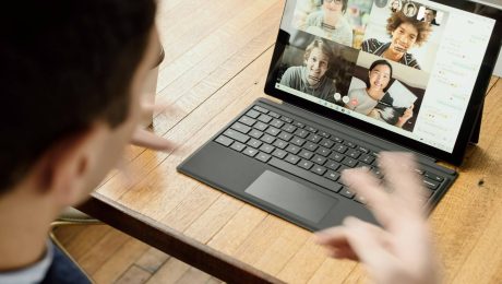 Refurbished laptop σε γραφείο με σημειώσεις και φοιτητικό περιβάλλον