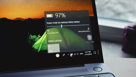 Refurbished laptop με εμφανιζόμενη στάθμη μπαταρίας στην οθόνη