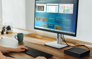 Refurbished Mini PC σε επαγγελματικό γραφείο συνδεδεμένο με τιμολόγιο και εκτυπωτή
