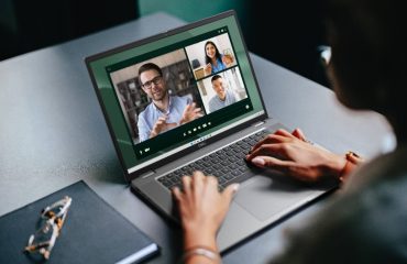 Refurbished laptops Dell, HP και Fujitsu τοποθετημένα σε επαγγελματικό γραφείο