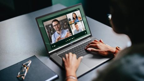 Refurbished laptops Dell, HP και Fujitsu τοποθετημένα σε επαγγελματικό γραφείο