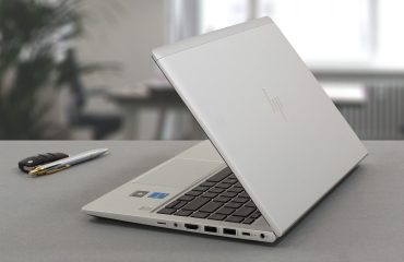 Refurbished laptop υψηλής ποιότητας Grade A ανοιχτό σε γραφείο εργασίας