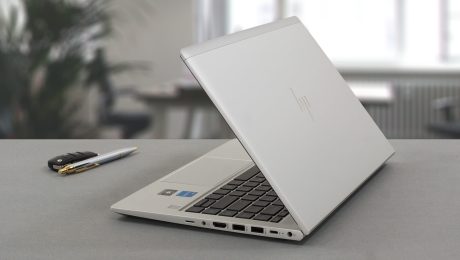 Refurbished laptop υψηλής ποιότητας Grade A ανοιχτό σε γραφείο εργασίας