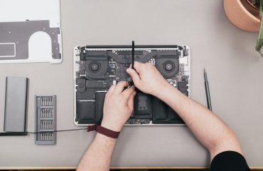 Έλεγχος refurbished laptop από τεχνικό σε πάγκο εργαστηρίου