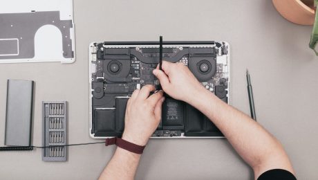Έλεγχος refurbished laptop από τεχνικό σε πάγκο εργαστηρίου