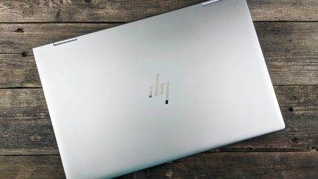 Refurbished επαγγελματικό laptop σε καθαρό γραφείο – Η αξιόπιστη επιλογή του 2025