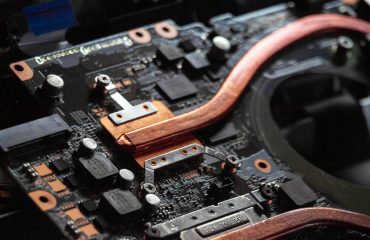 Παλαιό laptop σε τεχνικό έλεγχο με εργαλεία service