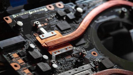 Παλαιό laptop σε τεχνικό έλεγχο με εργαλεία service