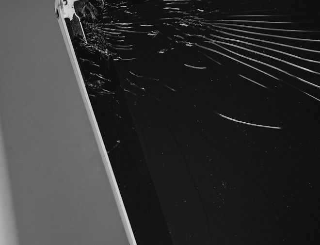 Σπασμένη οθόνη laptop έτοιμη για αντικατάσταση σε τεχνικό service